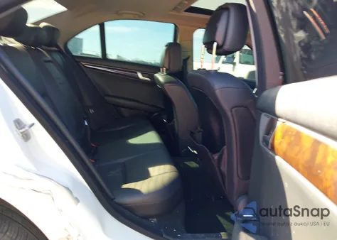 2013 Mercedes-Benz C 250 Luxury z USA, uszkodzony, nr VIN WDDGF4HB7DR300815